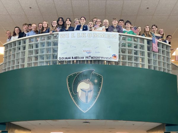 West and exchange students gather together around the banner for a final goodbye photo with all of them. Taken on Sept. 20. Photo courtesy: Kerry LaBonte. 
